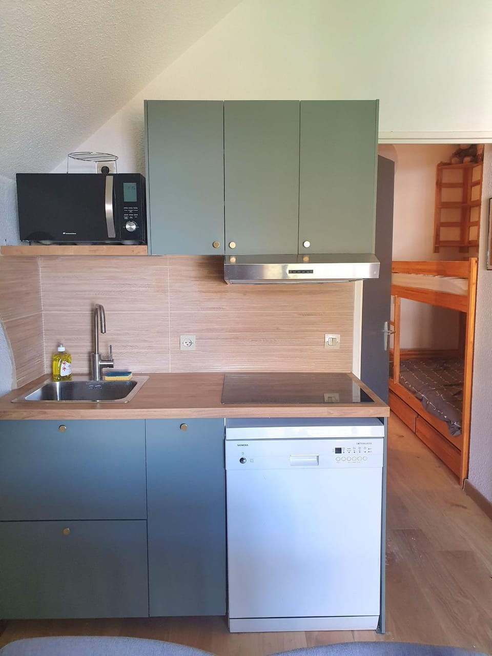 Kitchen or kitchenette, dishwasher, stove