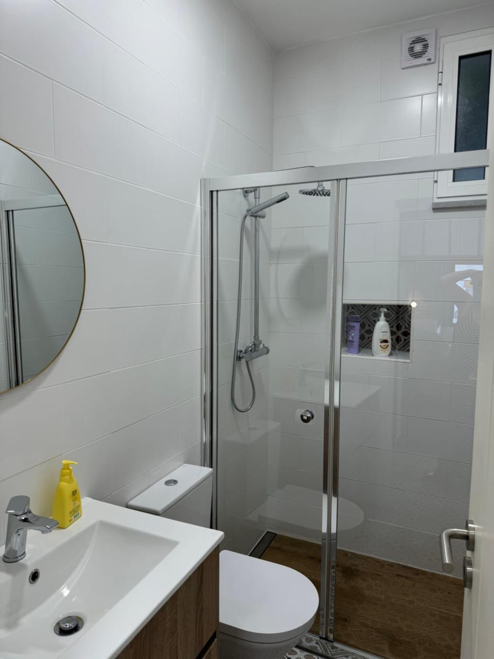 Shower, Toilet, Bathroom, towels