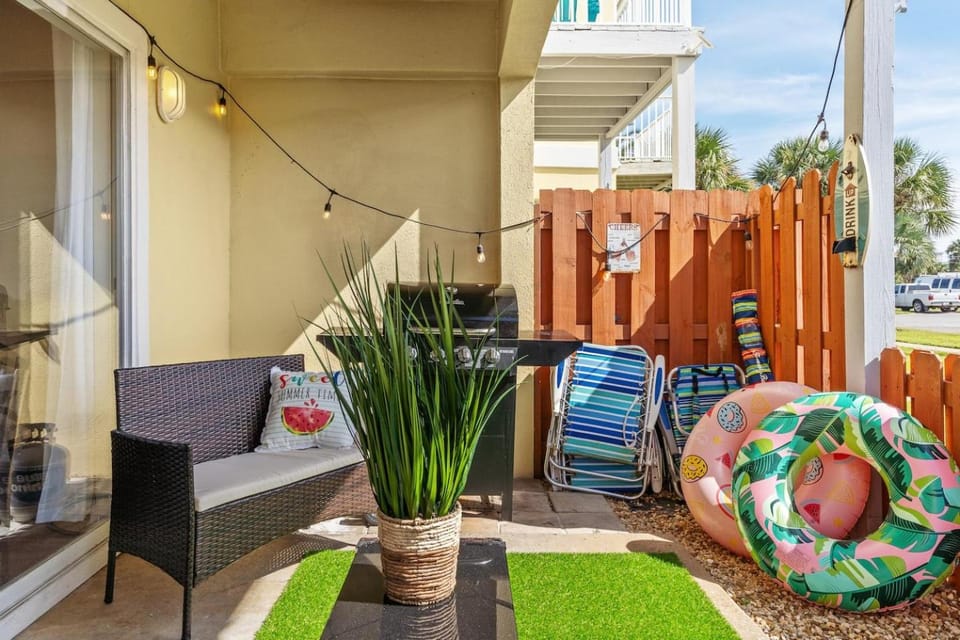 Central Pool 5 Min Walk to Beach & Shops House in Miramar Beach
