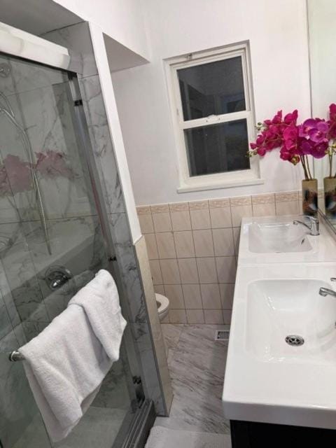 Exclusive Offer - A special deal ending soon!! Super Nice Location - Very close to YVR Airport and shopping center & easy transportation Bed and Breakfast in Vancouver