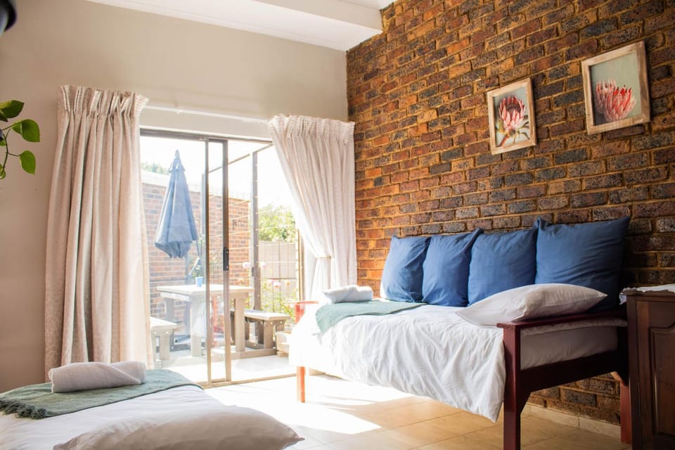 Bed, Living room, Photo of the whole room, Seating area
