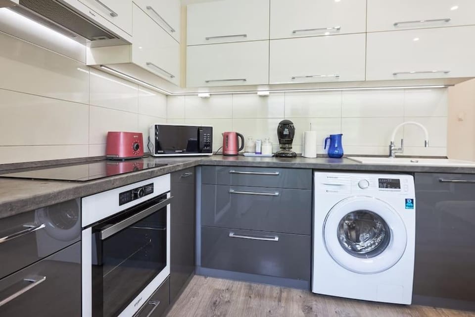 Coffee/tea facilities, oven, stove, toaster, washing machine