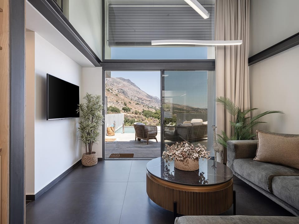 Natural landscape, TV and multimedia, Living room, Seating area, Mountain view, Pool view, internet, safe, air conditioner