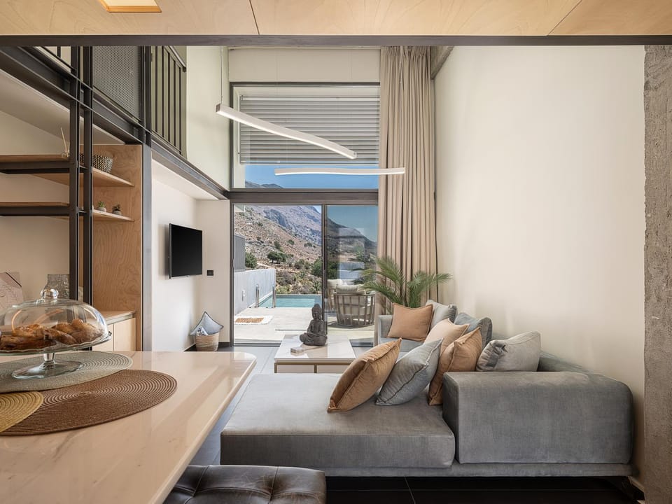 Natural landscape, TV and multimedia, View (from property/room), Living room, Photo of the whole room, Mountain view, Swimming pool, furniture