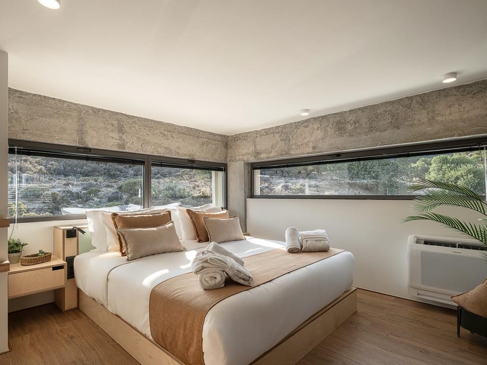 Bed, Bedroom, Mountain view, internet, air conditioner