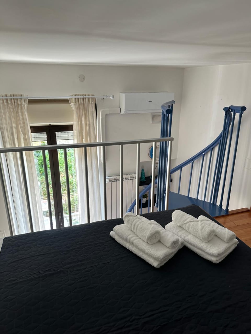 Photo of the whole room, towels