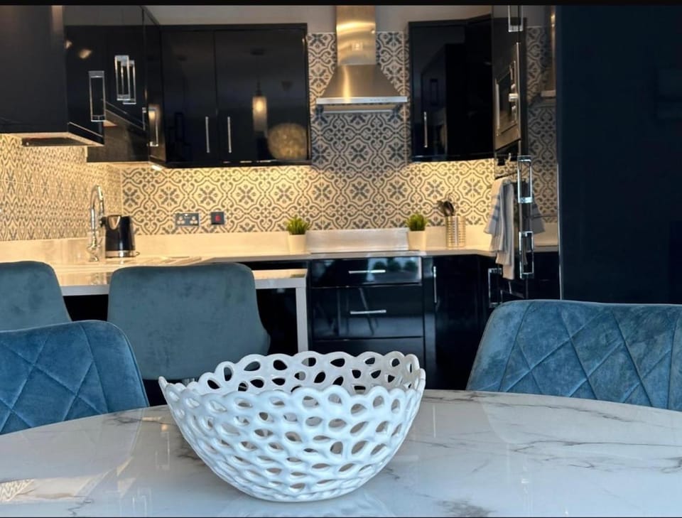 Malahide Dublin Airport Superior Large Serviced Apartment - Sleeps 6 Apartment in County Dublin