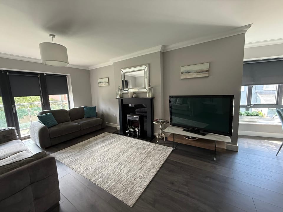 Malahide Dublin Airport Superior Large Serviced Apartment - Sleeps 6 Apartment in County Dublin
