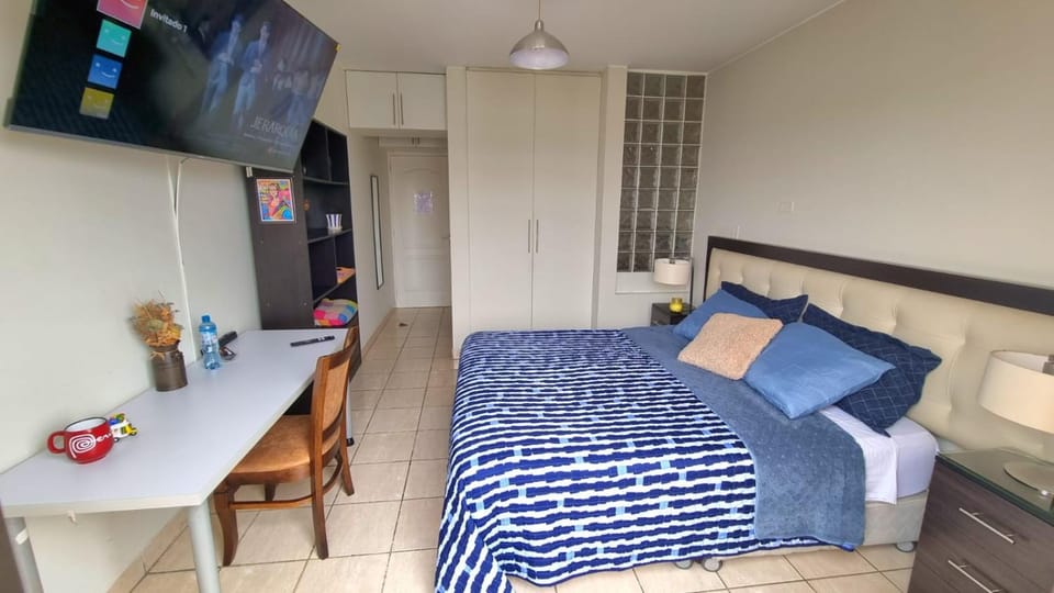 Bed, TV and multimedia, Photo of the whole room, Bedroom