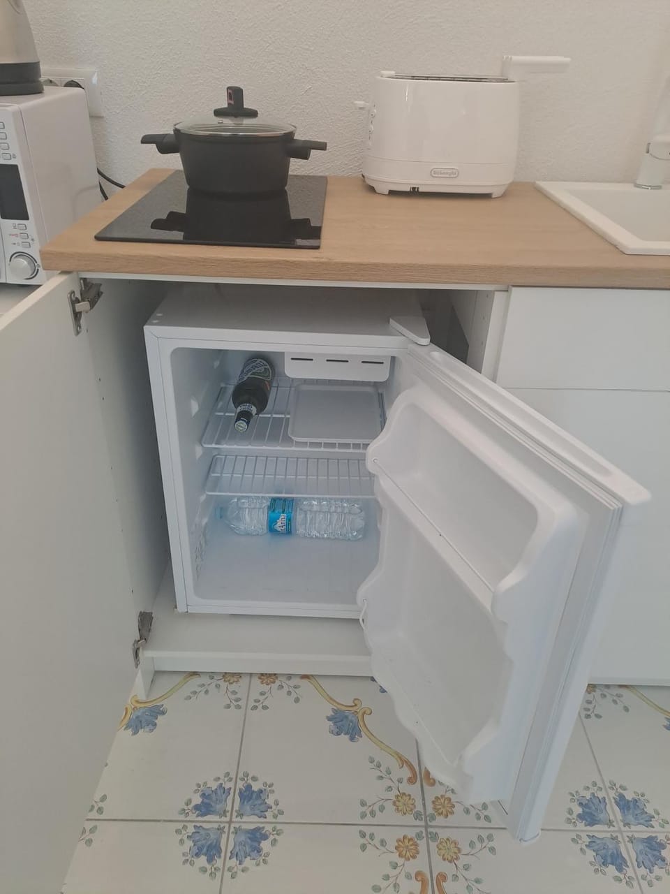 Kitchen or kitchenette, minibar, oven