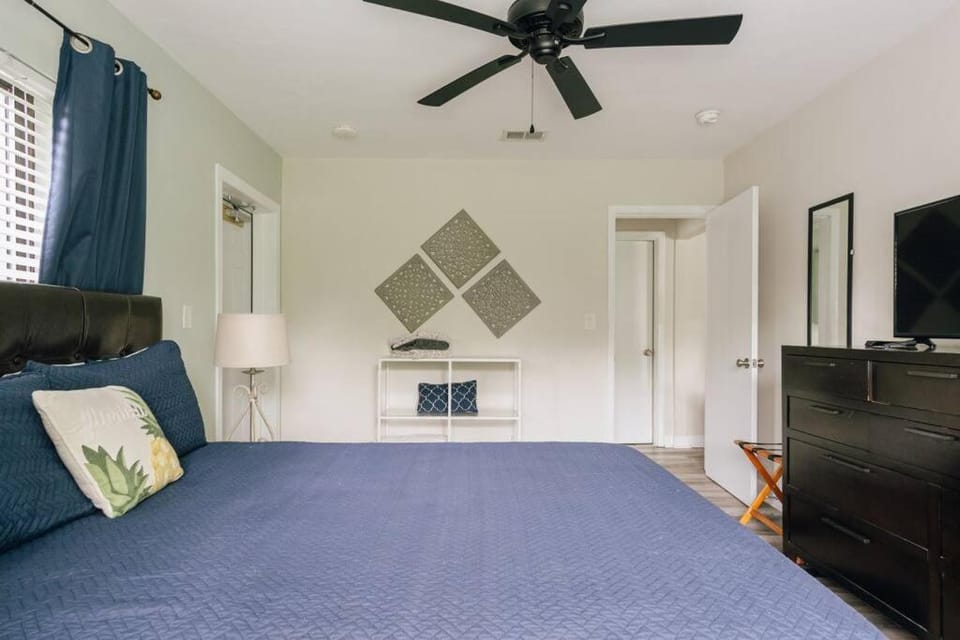 Only Two Blocks to Sand! 1st Floor Beach Hacienda Apartment in Pompano Beach