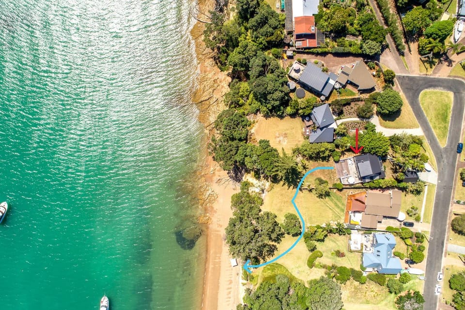 Property building, Nearby landmark, Neighbourhood, Natural landscape, Beach, Sea view, Street view, Location
