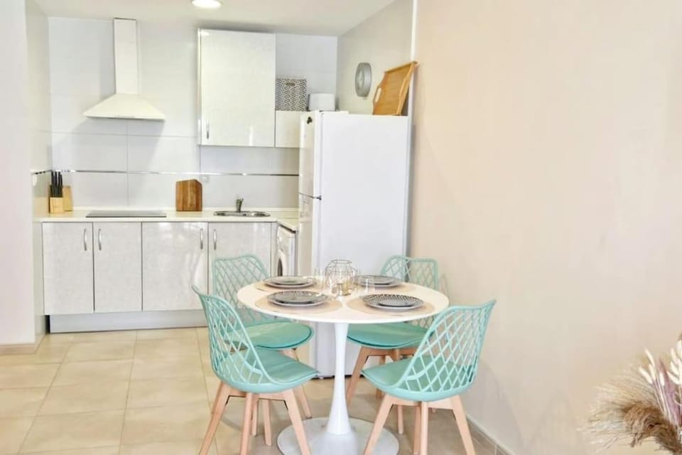 Kitchen or kitchenette, Dining area, minibar, stove