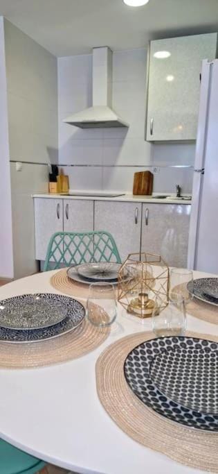 Kitchen or kitchenette, Dining area, minibar