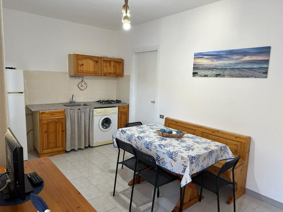 Kitchen or kitchenette, Living room, Seating area, Dining area, stove, washing machine