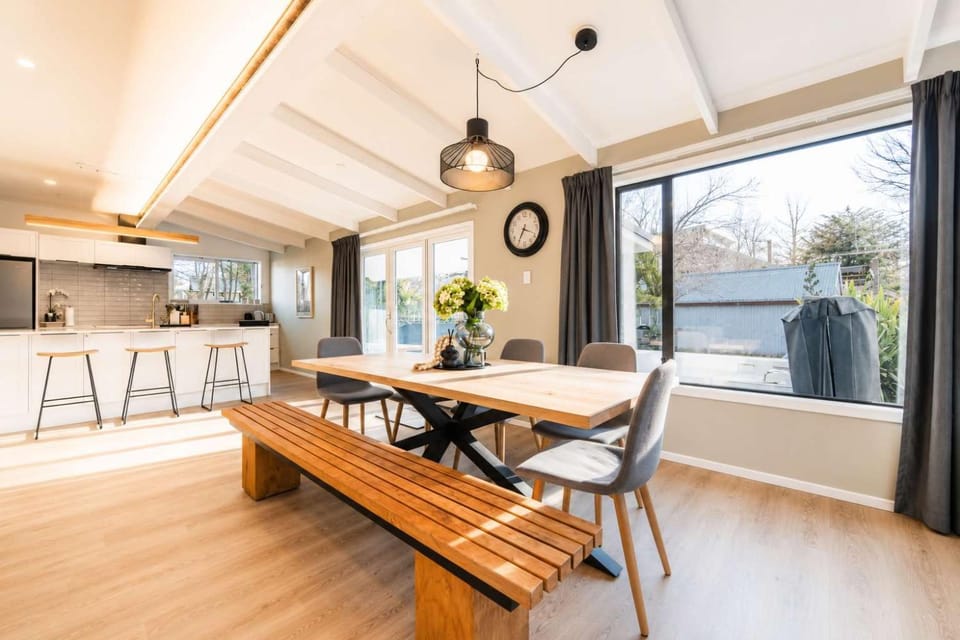 Galaxy 3BR Modern Home with Fireplace Outdoor Spa House in Lake Tekapo