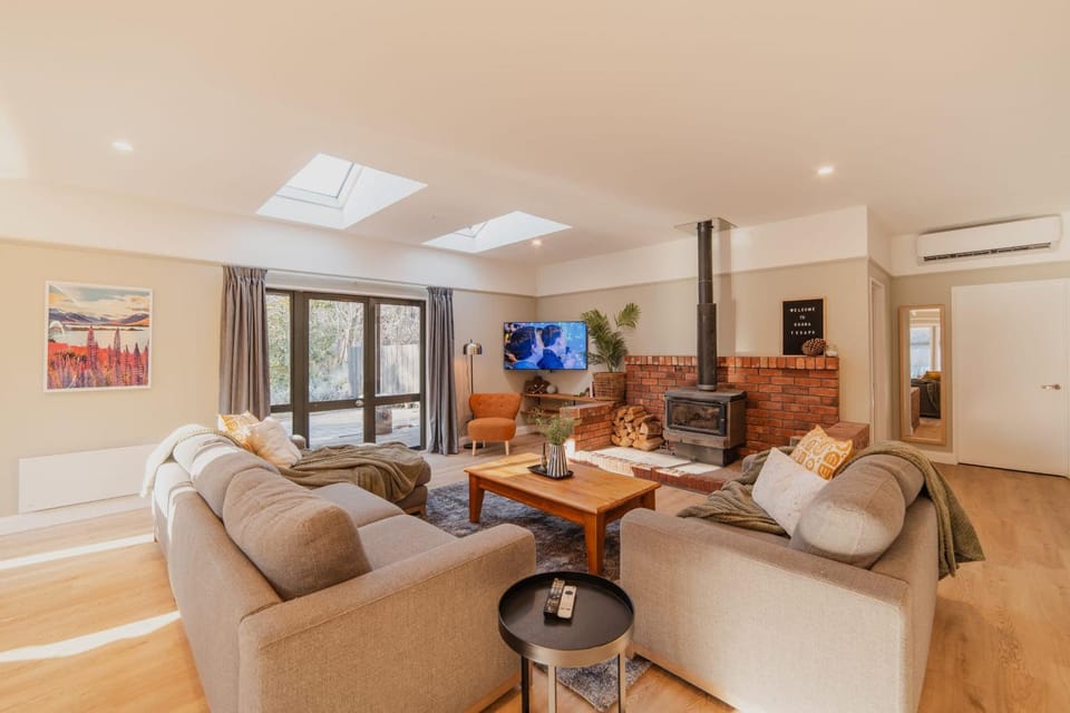 Galaxy 3BR Modern Home with Fireplace Outdoor Spa House in Lake Tekapo