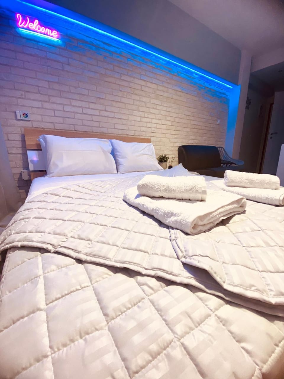 Neon City Pulse - Casa Nativa Apartment in Thessaloniki