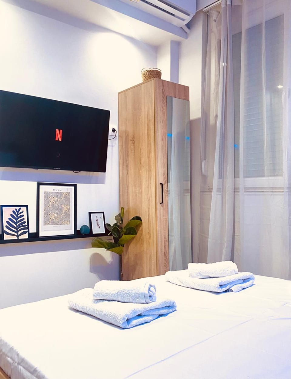 Neon City Pulse - Casa Nativa Apartment in Thessaloniki