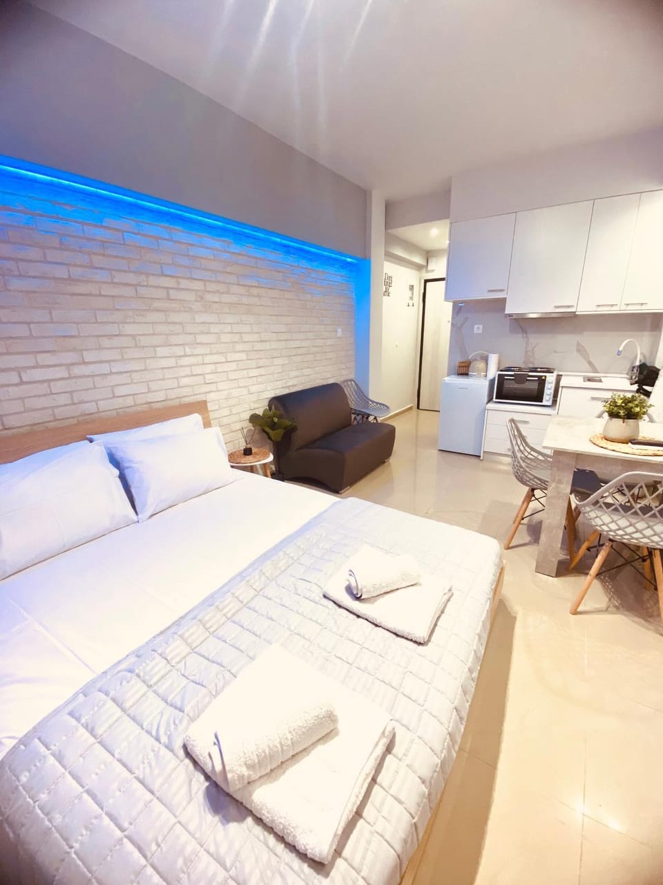 Neon City Pulse - Casa Nativa Apartment in Thessaloniki