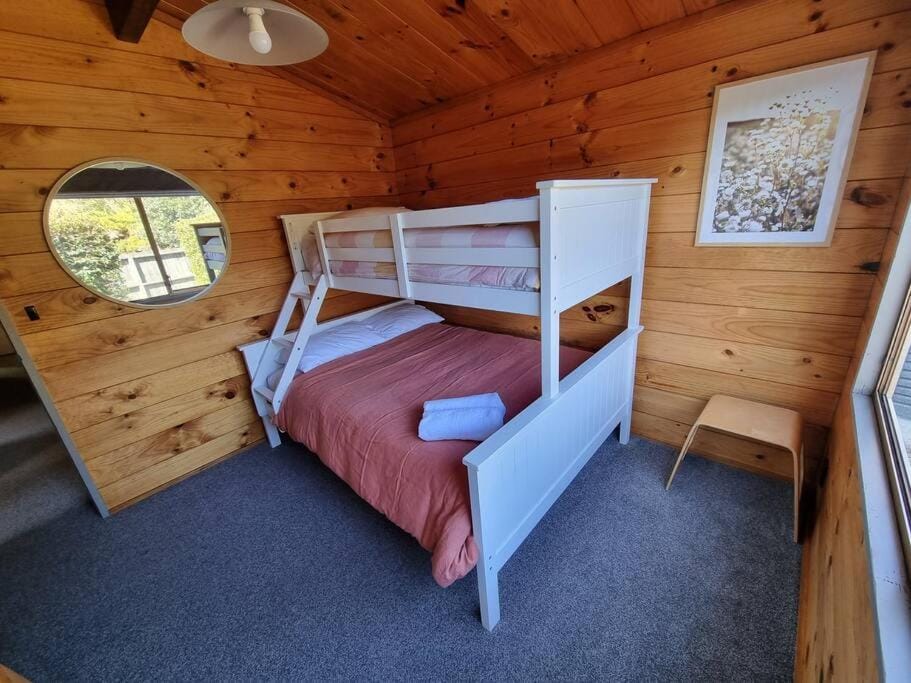 Bedroom, bunk bed