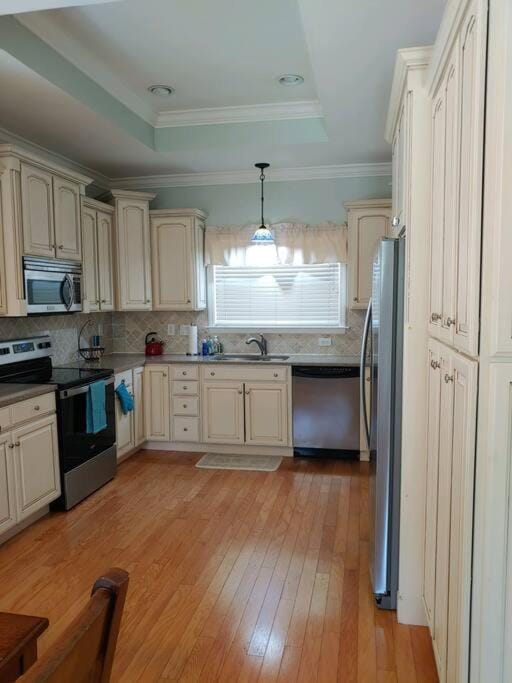 Kitchen or kitchenette, dishwasher, oven, stove