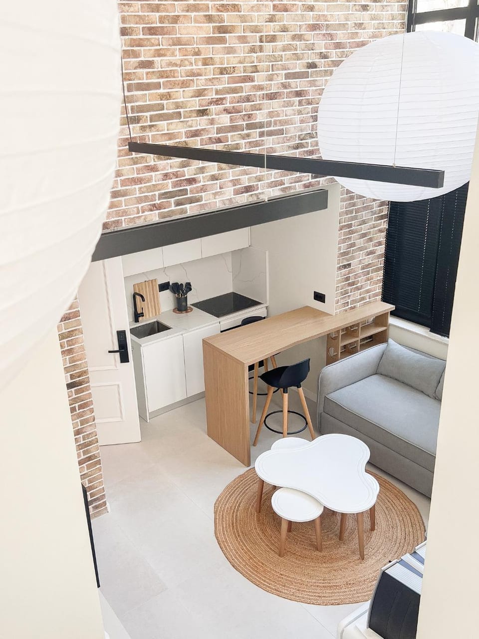 Coffee/tea facilities, Kitchen or kitchenette, Dining area, minibar