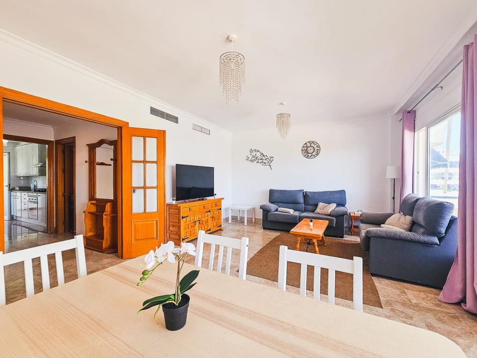 TV and multimedia, Living room, Seating area, Dining area
