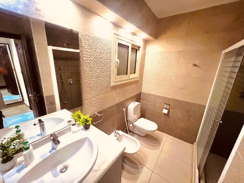 Shower, Toilet, Bathroom, towels