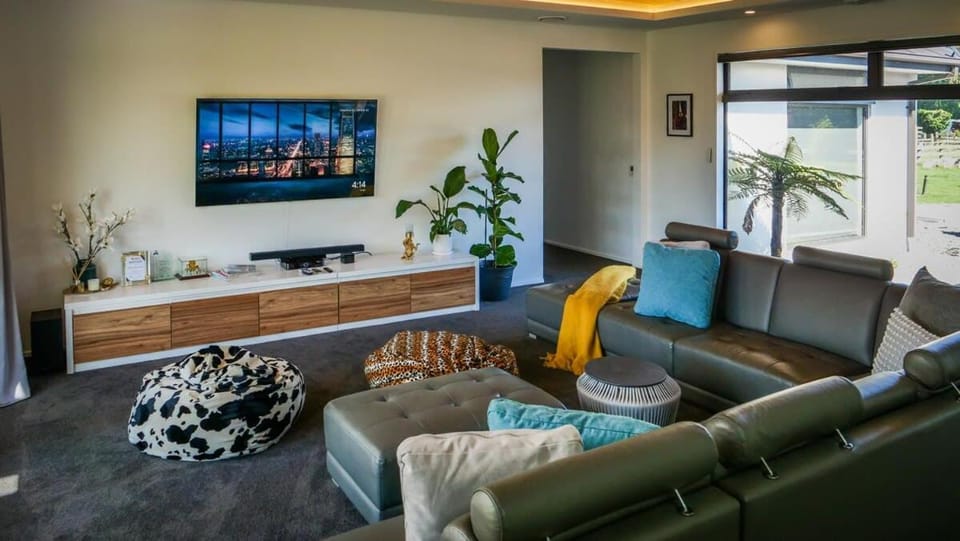 Communal lounge/ TV room, TV and multimedia, Living room, Seating area, Evening entertainment