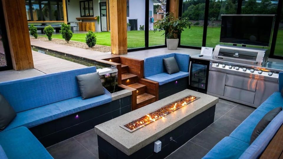 Patio, Communal lounge/ TV room, BBQ facilities, Seating area, fireplace