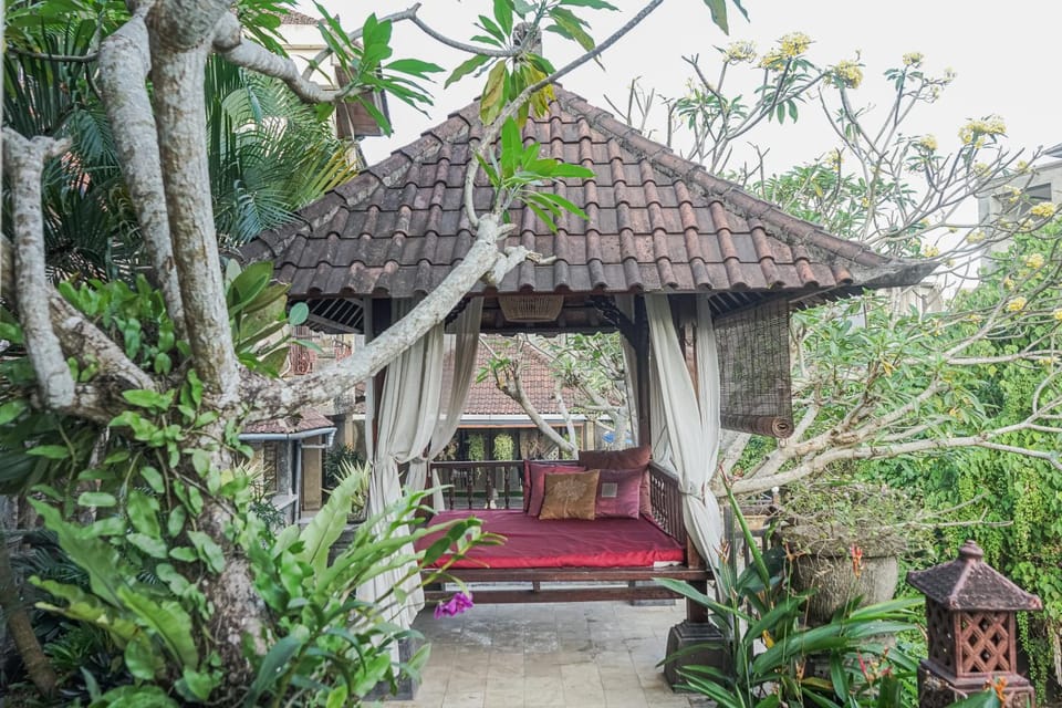 Property building, Patio, Spring, Day, Natural landscape, Garden, Balcony/Terrace, Garden view