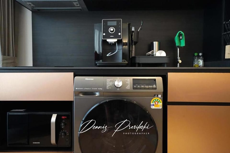 Kitchen or kitchenette, oven, washing machine, dryer