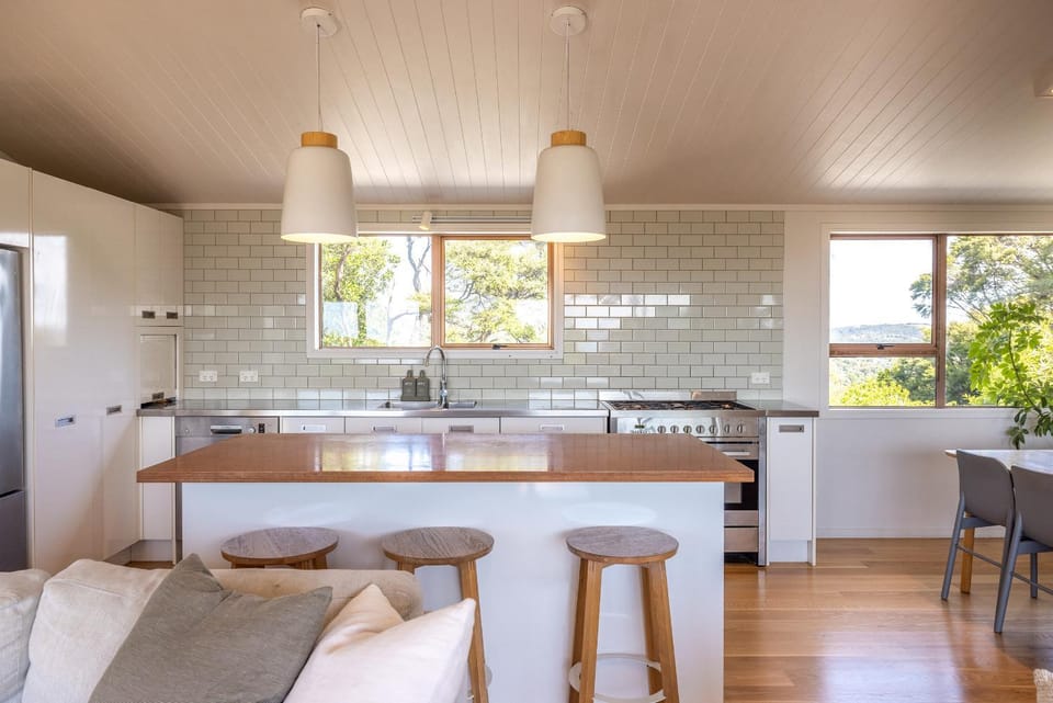 Kitchen or kitchenette, Seating area, Dining area, stove
