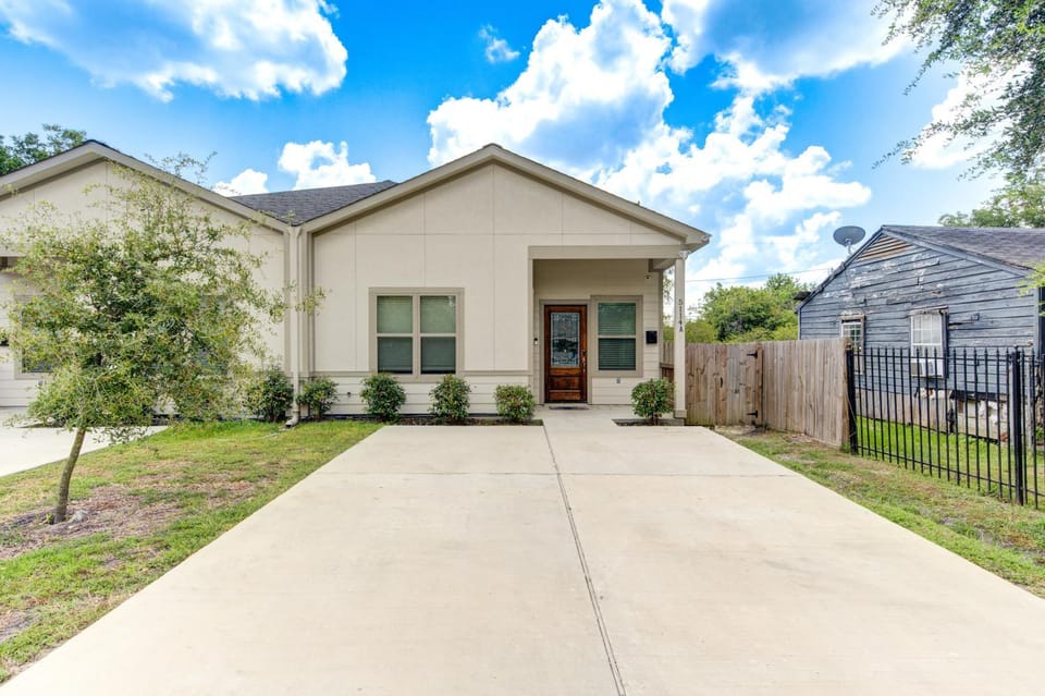 Property building, Neighbourhood, Street view, Parking