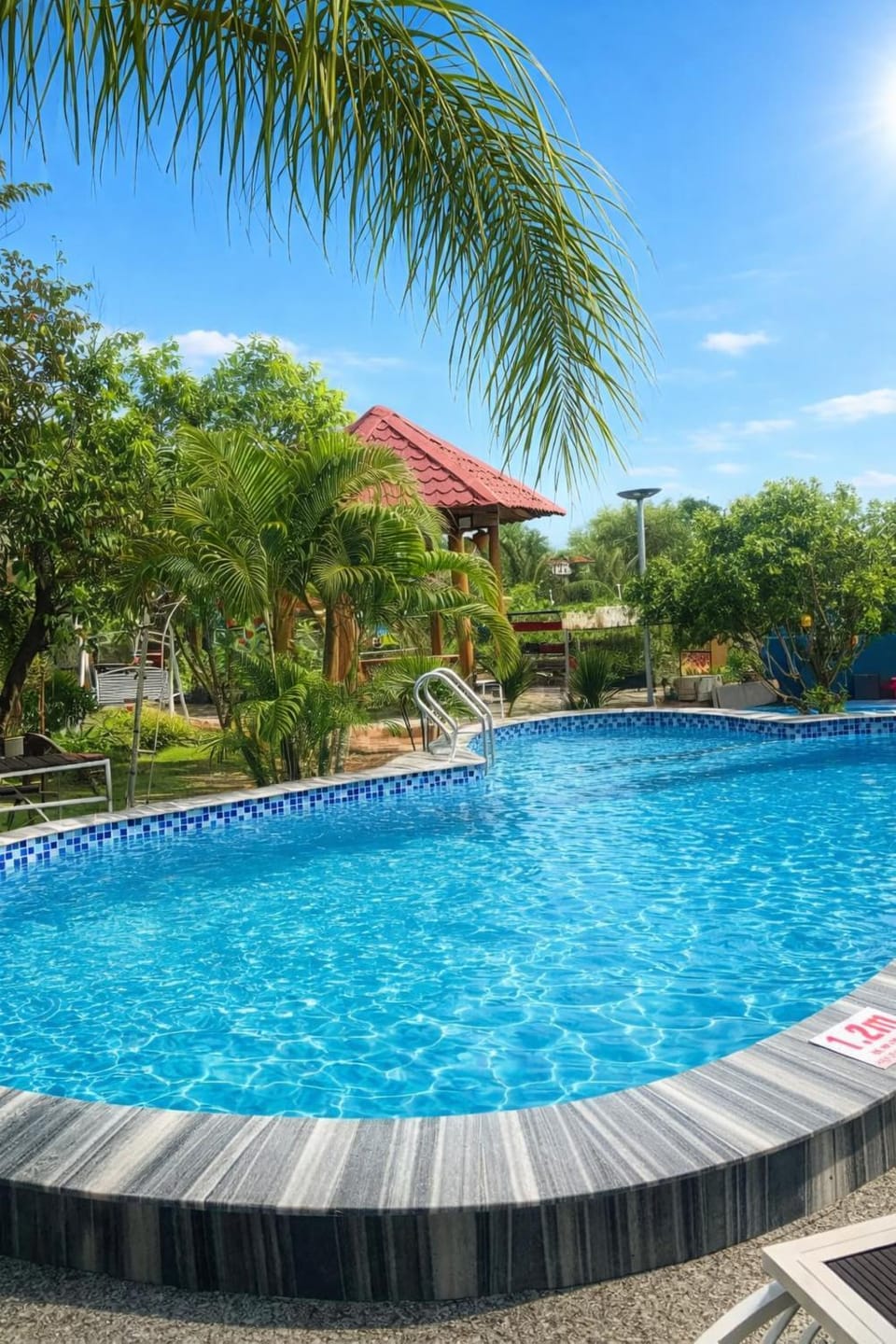 Day, Swimming pool