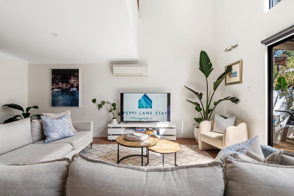 TV and multimedia, Living room, Seating area, air conditioner
