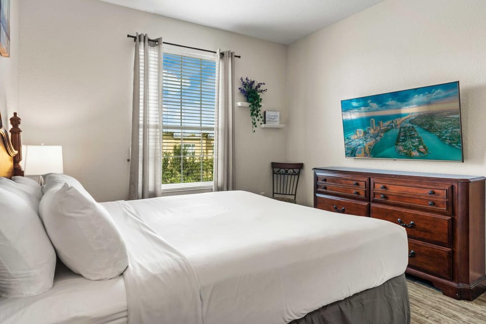 Bed, TV and multimedia, Bedroom
