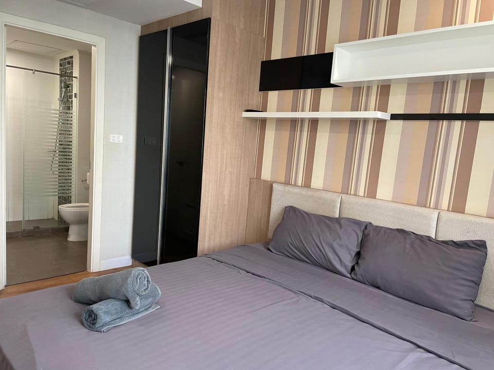 Bed, Bedroom, towels, wardrobe