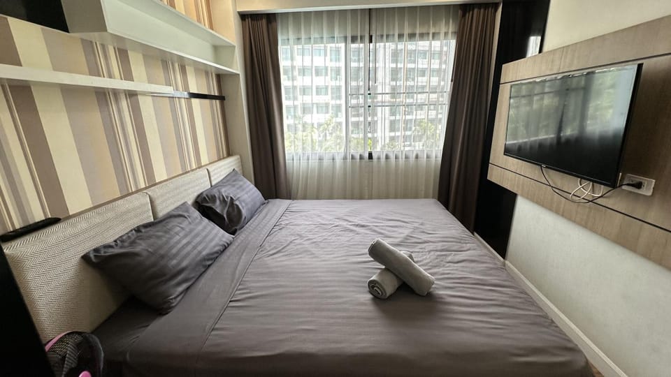 Bed, TV and multimedia, Bedroom