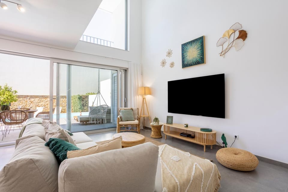 Communal lounge/ TV room, Bed, TV and multimedia, Living room, Photo of the whole room, Seating area, Evening entertainment, Bedroom