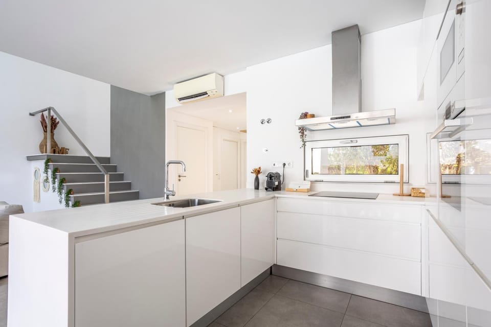 Kitchen or kitchenette, dishwasher, minibar, stove, air conditioner