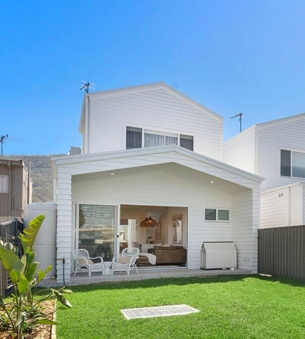 The White House near beach & shops House in Wollongong
