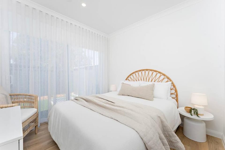 Bed, Seating area