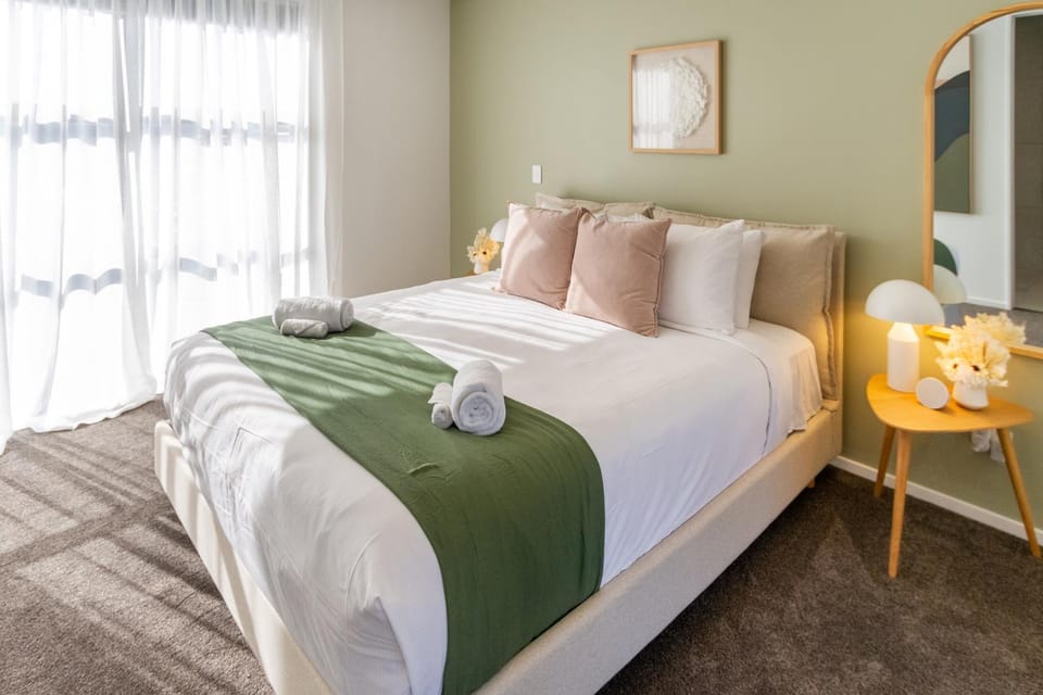 Bed, Bedroom, towels