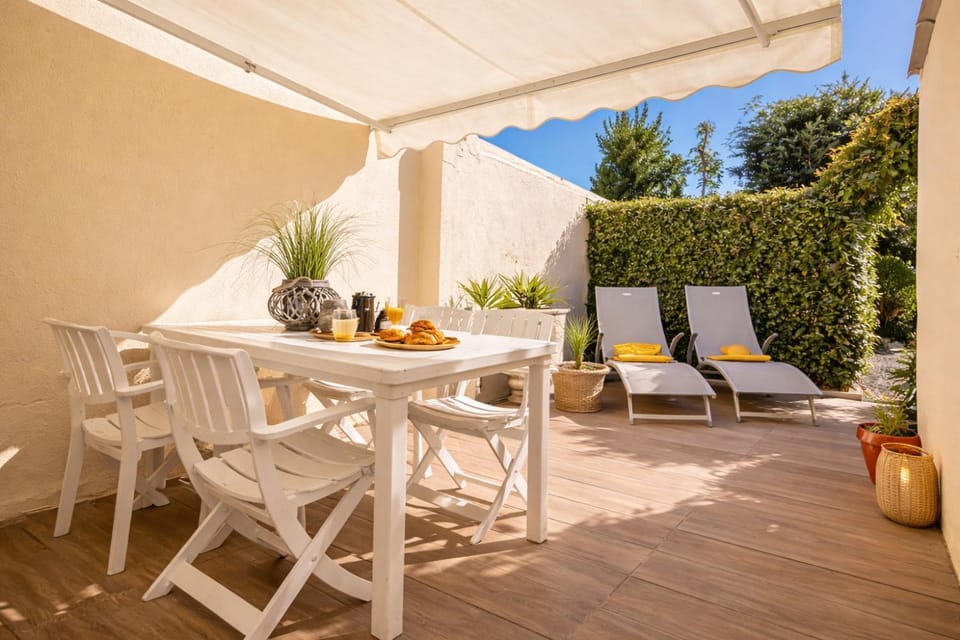 Patio, Dining area, sunbed