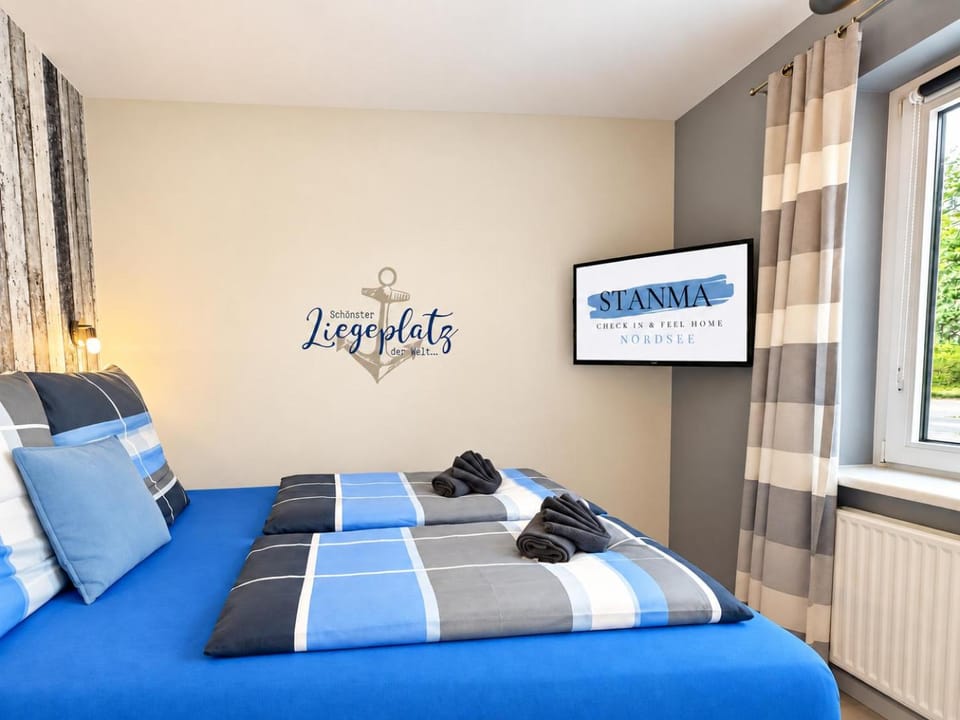 Bed, TV and multimedia, Bedroom, towels