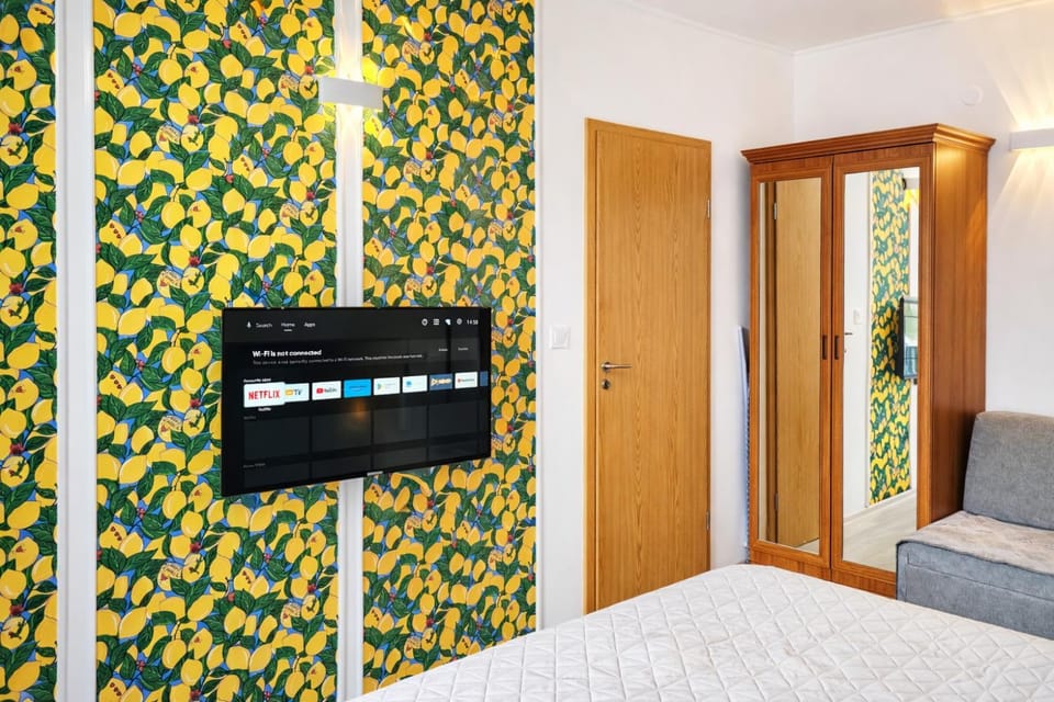 Bed, TV and multimedia, Bedroom, wardrobe