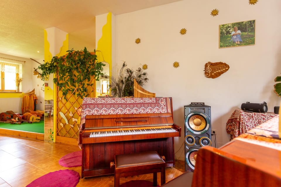 TV and multimedia, Living room, Seating area, Evening entertainment, furniture