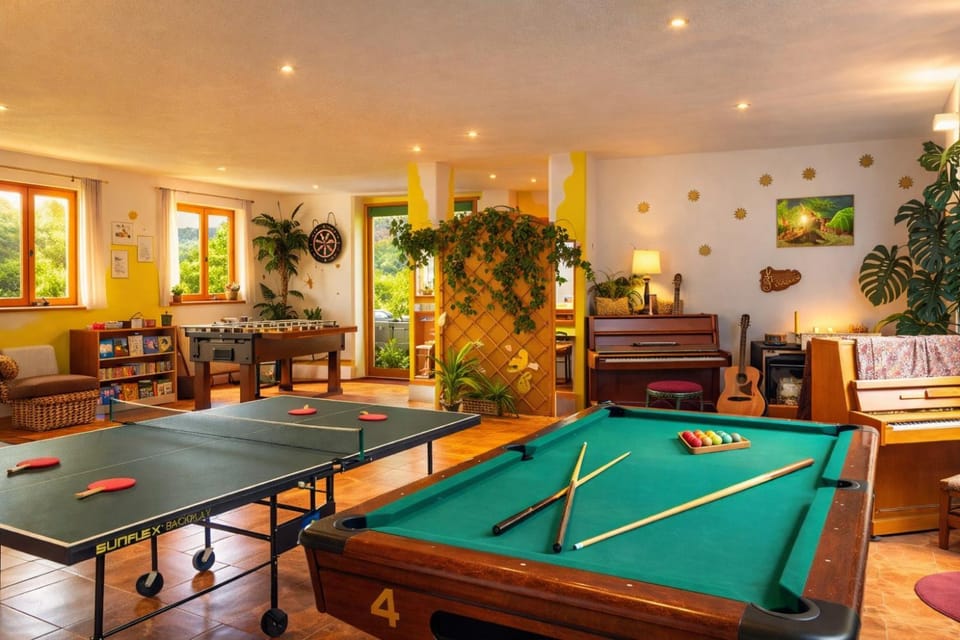Billiard, Game Room, Table tennis, Living room, Seating area
